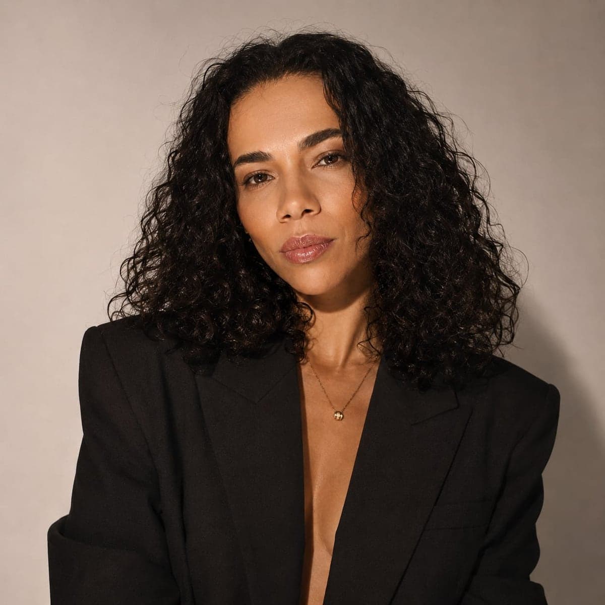 Retrato de Gabriela Vaz em blazer preto