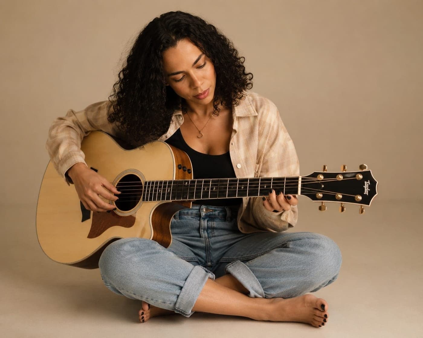 Gabriela Vaz sentada com violão, plano horizontal