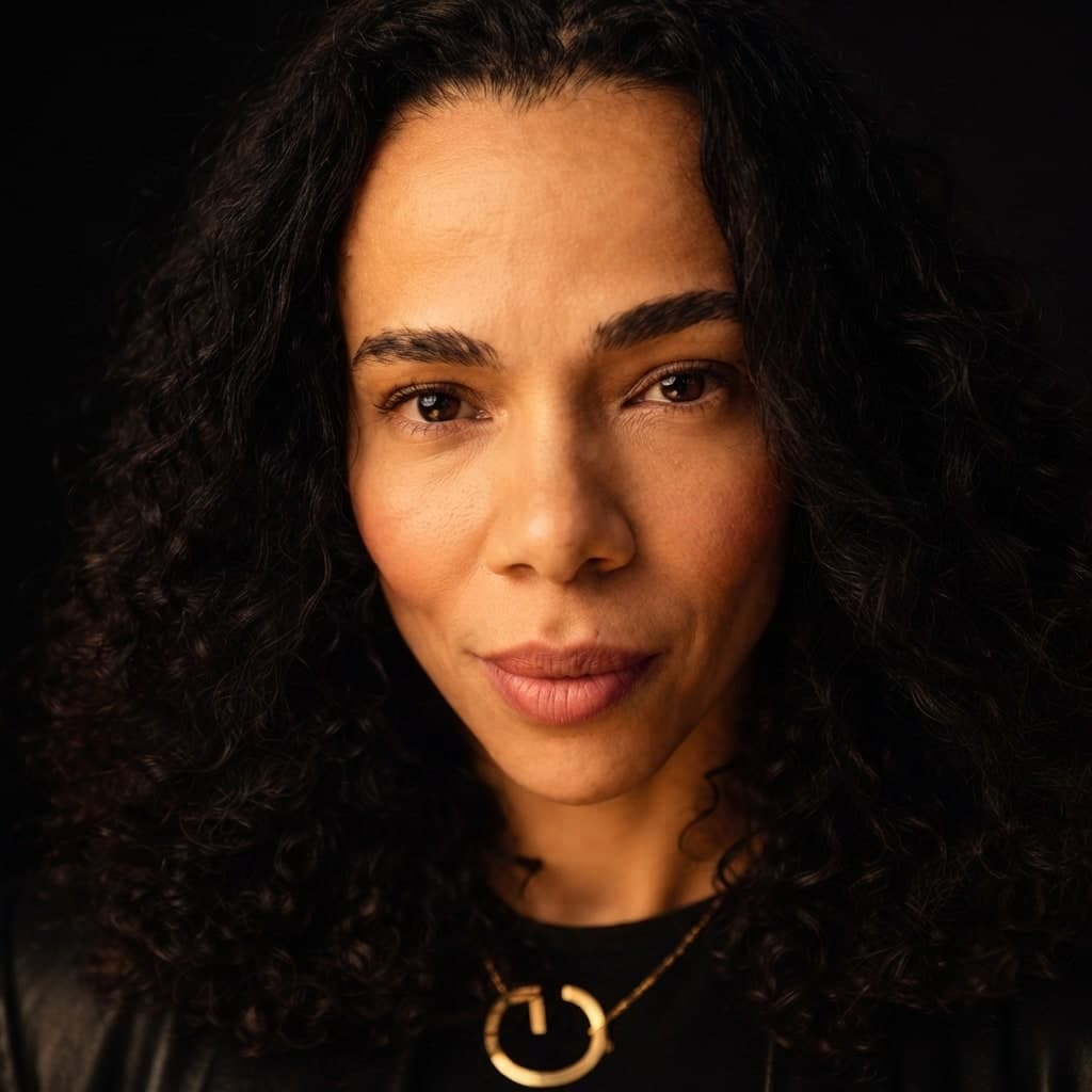 Retrato noturno de Gabriela Vaz sobre fundo preto